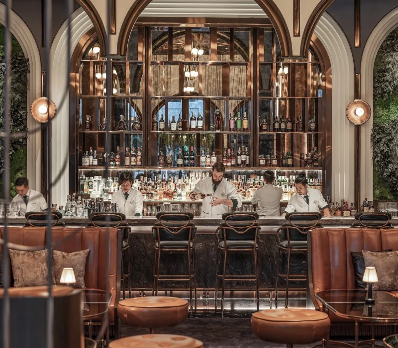 曼谷Four Seasons酒店BKK Social Club酒吧，调酒师制作鸡尾酒，呈现高端氛围