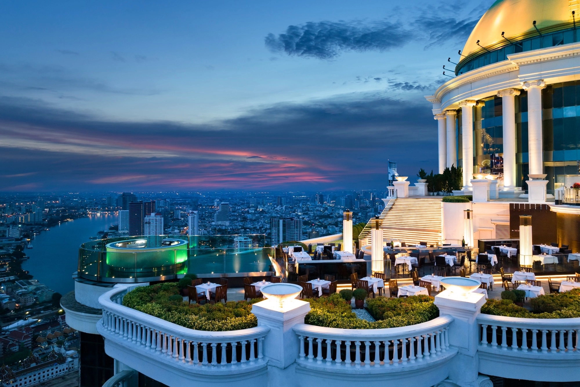 曼谷Lebua Sky Bar日落时分俯瞰湄南河，呈现全景城市天际线景观