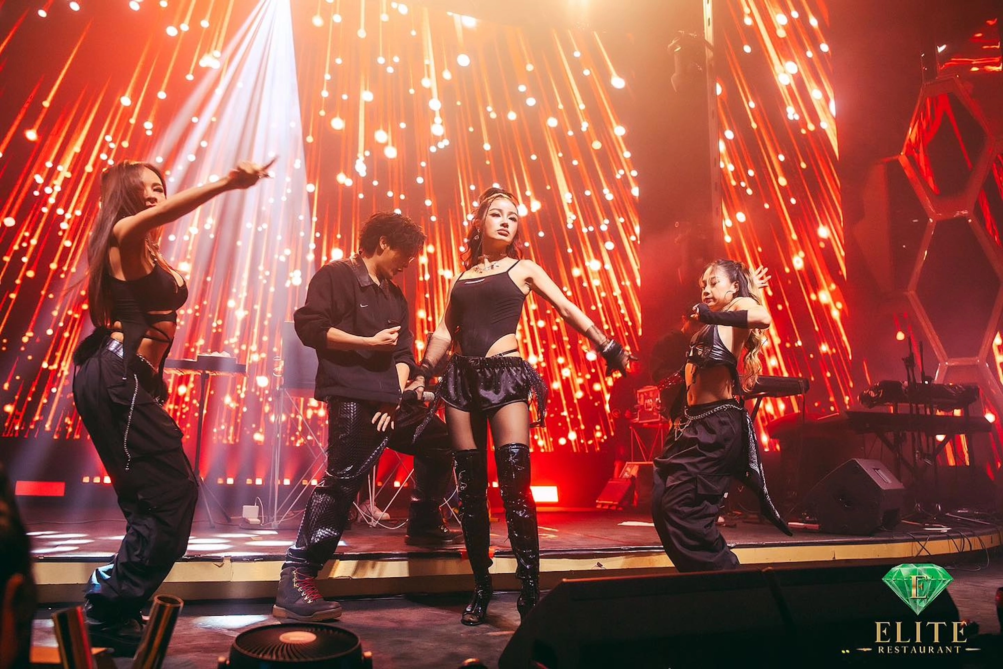 曼谷Thonglor 13 Elite Club舞台上的泰国歌手与舞者表演，呈现现场娱乐与高端氛围