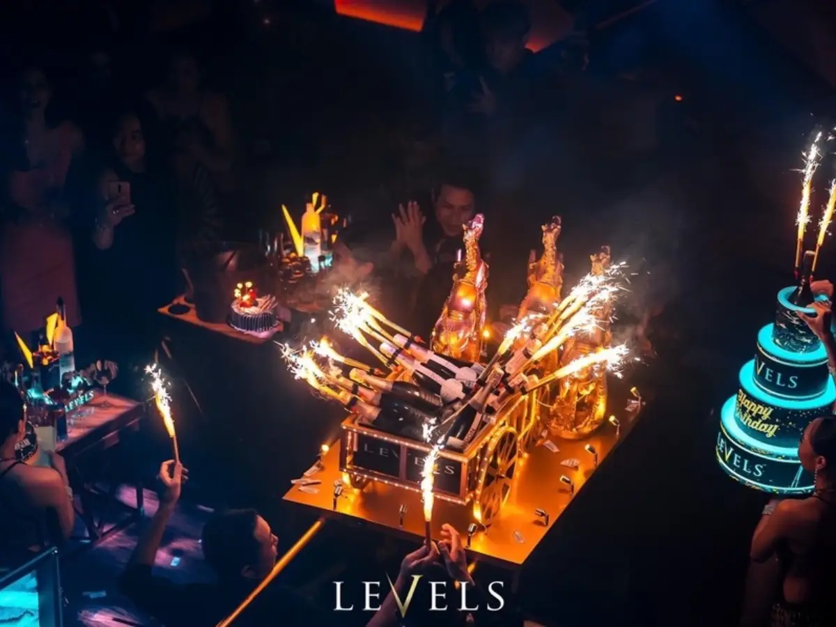 曼谷豪华夜店VIP庆祝体验，提供高端卡座服务与强烈派对氛围